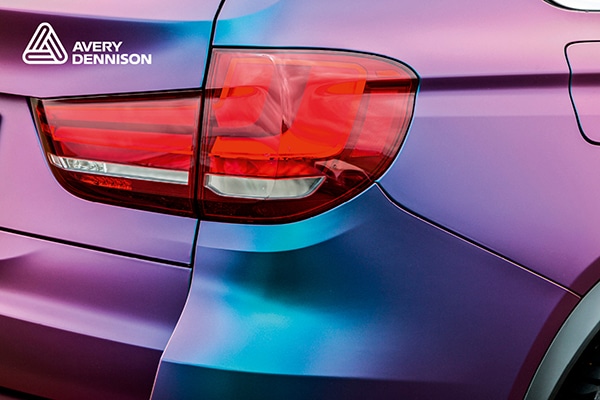 Avery Dennison Supreme Wrap ColorFlow Series iridescent blue-purple colour change vinyl changing colour depending on the way the light hits the contours of the car detail, changing from visually stunning shades of blue into vibrant purple hues.