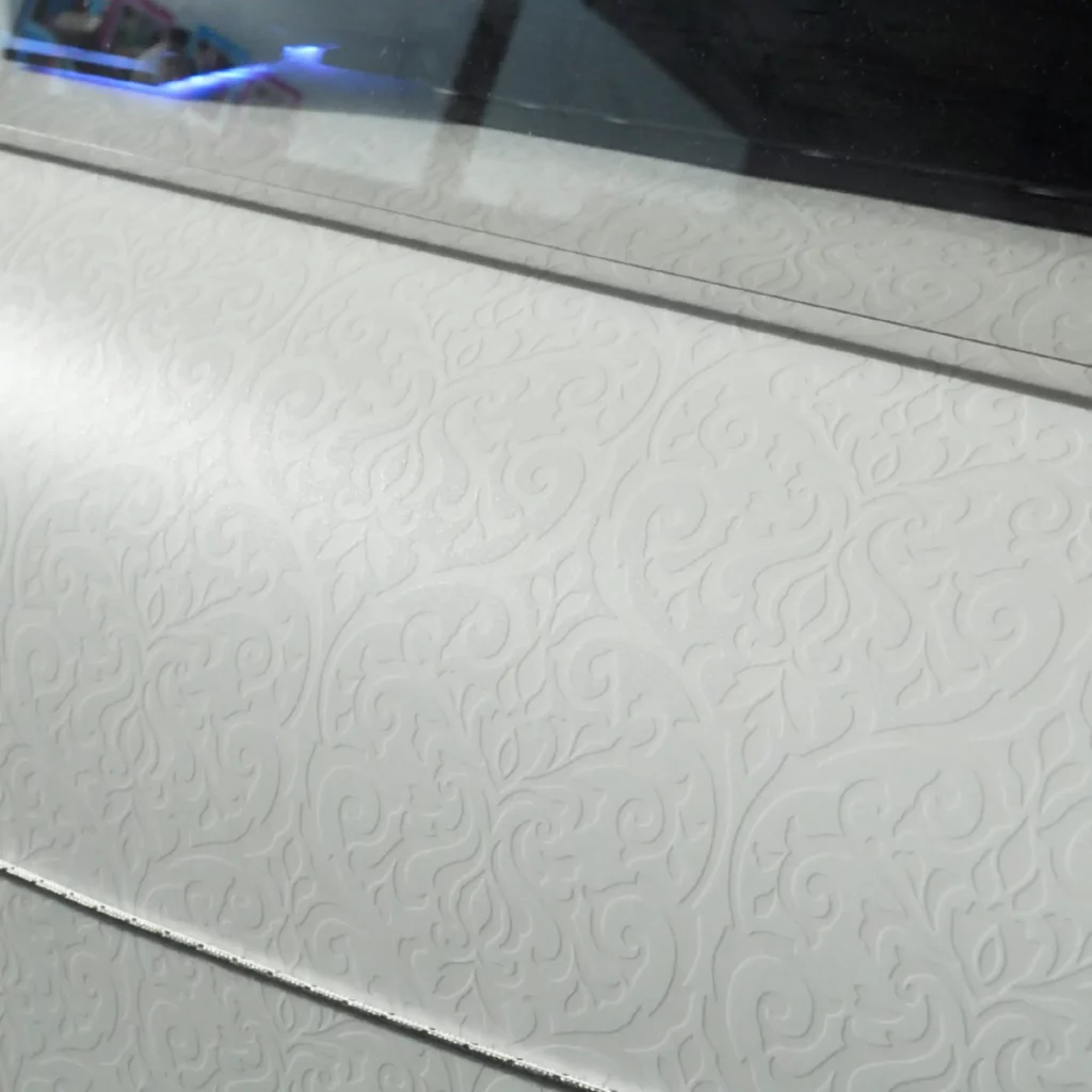 M21-P-K gloss transparent self-adhesive monomeric print vinyl printed with a special colour white ink in an alkor alba pattern for application as a decorative window print.