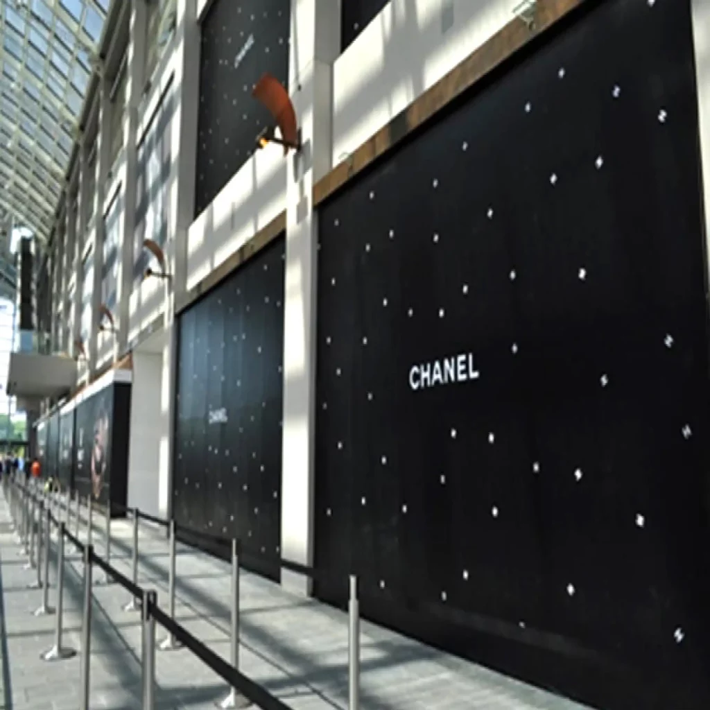 Mactac JT 8500 Series monomeric wide-format print vinyl for applications onto flat surfaces is pritable with Solvent, Latex or UV prints and has been applied to this retail hoarding advertising the CHANEL brand.