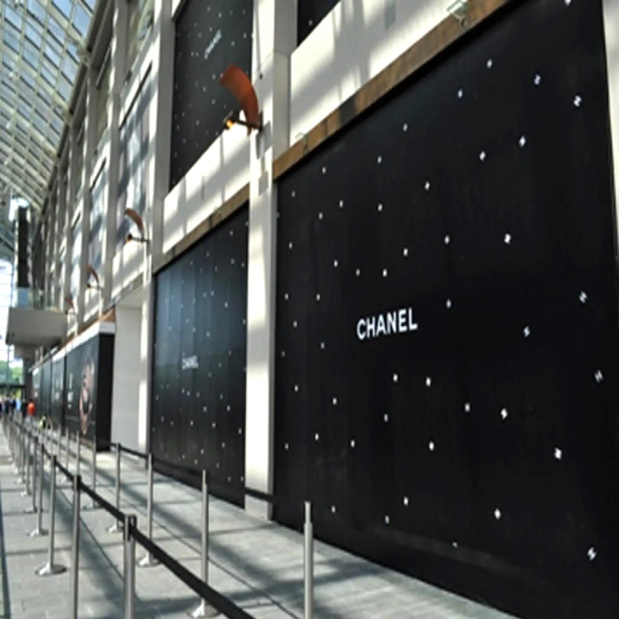 Mactac JT 8500 Series monomeric wide-format print vinyl for applications onto flat surfaces is pritable with Solvent, Latex or UV prints and has been applied to this retail hoarding advertising the CHANEL brand.